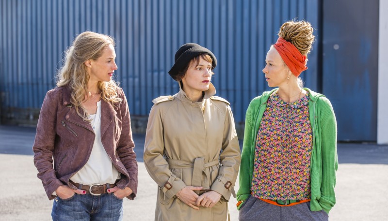 Die von Calypso Entertainment für ARD/Degeto produzierte TV Film "Comeback der Träume". Drehzeit vom 10. April 2015, in Köln und Umgebung. Karla (Katja Riemann), Alice (Sophie von Kessel), Sascha (Nicolette Krebitz) vor Roy's Club.