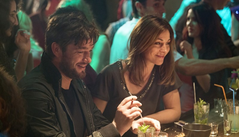 "Zielfahnder - Flucht in die Karpaten" Fernsehfilm der ARD: Hanna Landauer (Ulrike C. Tscharre) und Sven Schröder (Ronald Zehrfeld) im Bukarester Nachtleben