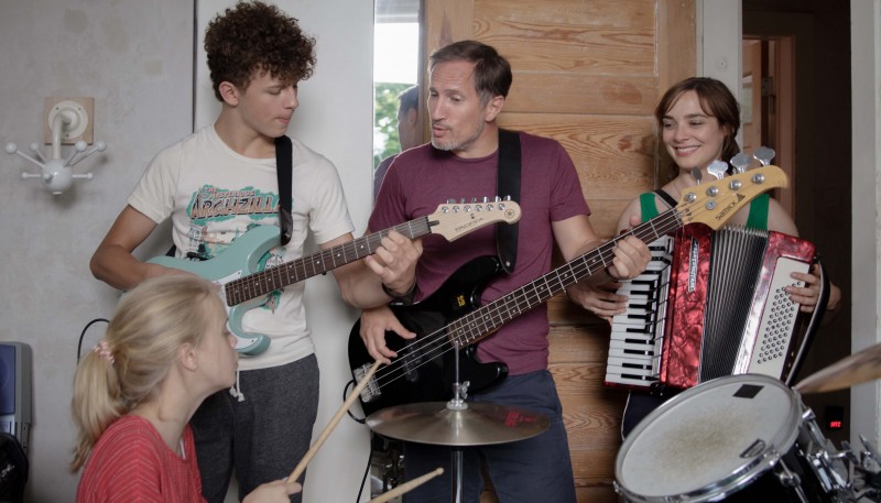 HAUS DER FAMILIE – ZIMMER LUIS Hausmusik (Benno Fürmann, Maja Schöne, Maria Matschke, Max Boekhoff)