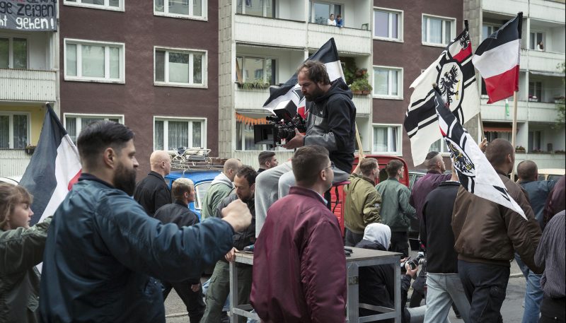 ARD/SWR MITTEN IN DEUTSCHLAND: NSU, "Die Täter - Heute ist nicht alle Tage (1/3)", am Mittwoch (30.03.16) um 20:15 Uhr im ERSTEN. In Kooperation von SWR, WDR, BR, ARD Degeto und MDR sollen die Ereignisse um die NSU Morde aus verschiedenen Blickwinkeln in drei 90minütigen Fernsehfilmen erzählt werden. Der erste Teil (SWR) befasst sich im Schwerpunkt mit der Radikalisierung Jugendlicher in der Nachwendezeit, der Entstehung rechtsradikaler Strukturen in den neuen Bundesländern, der zweite Teil erzählt die Geschichte der Opfer und Opferfamilien und deren Leidensweg als Verdächtige und der dritte Teil erzählt von den Ermittlungen und den Hintergründen der Ermittlungspannen. Bild: Kameramann Frank Lamm während der Dreharbeiten. © SWR/Stephan Rabold, honorarfrei - Verwendung gemäß der AGB im engen inhaltlichen, redaktionellen Zusammenhang mit genannter SWR-Sendung bei Nennung "Bild: SWR/Stephan Rabold" (S2). SWR-Pressestelle/Fotoredaktion, Baden-Baden, Tel: 07221/929-22202, foto@swr.de