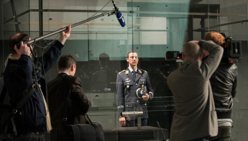 ARD Degeto TERROR - IHR URTEIL, am Montag (17.10.16) um 20:15 Uhr im ERSTEN. Eurofighter-Pilot Lars Koch (Florian David Fitz) ist wegen Mordes an 164 Menschen angeklagt. © ARD Degeto/Moovie GmbH/Julia Terjung, honorarfrei – Verwendung auch bei Social Media gemäß der AGB im engen inhaltlichen, redaktionellen Zusammenhang mit genannter Degeto-Sendung bei Nennung "Bild: ARD Degeto/Moovie GmbH/Julia Terjung" (S2). ARD Degeto/Programmplanung und Presse, Tel: 069/1509-335, degeto-presse@degeto.de
