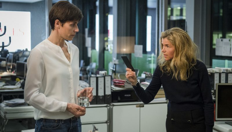 ARD Degeto TÖDLICHE GEHEIMNISSE, am Samstag (05.11.16) um 20:15 Uhr und um 01:15 Uhr im ERSTEN. Chefredakteurin Karin Berger (Anke Engelke) und Reporterin Rommy Kirchhoff (Nina Kunzendorf, li.) wissen, dass sie aufpassen müssen. © ARD Degeto/Stephan Rabold, honorarfrei - Verwendung gemäß der AGB im engen inhaltlichen, redaktionellen Zusammenhang mit genannter Degeto-Sendung und bei Nennung "Bild: ARD Degeto/Stephan Rabold" (S2). ARD Degeto/Programmplanung und Presse, Tel: 069/1509-335, degeto-presse@degeto.de