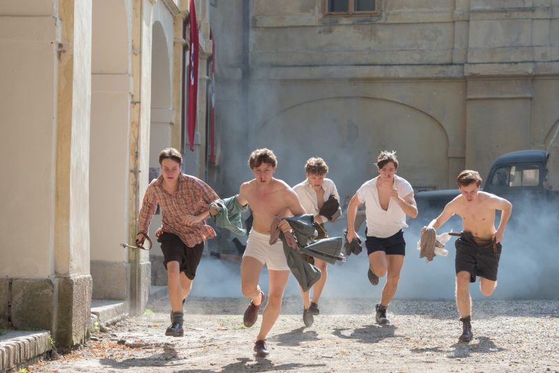 „Die Freibadclique“ / Bild 13 / Napola Backnang - Eingang / Bubu (Andreas Warmbrunn), Onkel (Jonathan Berlin), Hosenmacher (Laurenz Lerch), Knuffke (Theo Trebs) und Zungenkuss (Joscha Eißen) / 2016 / © Zieglerfilm Baden-Baden / Ivan Maly