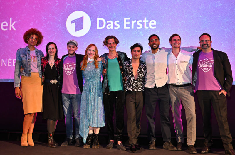 ARD Degeto/UFA Fiction - Am gestrigen Abend wurde der pinke Teppich im Filmpalast Köln ausgerollt, denn die zweite Staffel der UFA Fiction-Serie ALL YOU NEED feierte Premiere. Die zahlreich erschienenen Gäste konnten die ersten drei Folgen der neuen sechsteiligen Staffel sehen, um zu erfahren, wie es nach dem Cliffhanger der ersten Staffel und dem Seitensprung unter Freunden mit der Berliner Clique weitergeht. Preview der ARD Mediatheken-Serie ALL YOU NEED im Filmpalast in Köln am 20 April 2022 - V. li. n. re.: Nataly Kudiabor, Carolin Haasis, Benjamin Gutsche, Christin Nichols, Ludwig Brix, Arash Marandi, Benito Bause, Frederic Brossier, Tom Keune